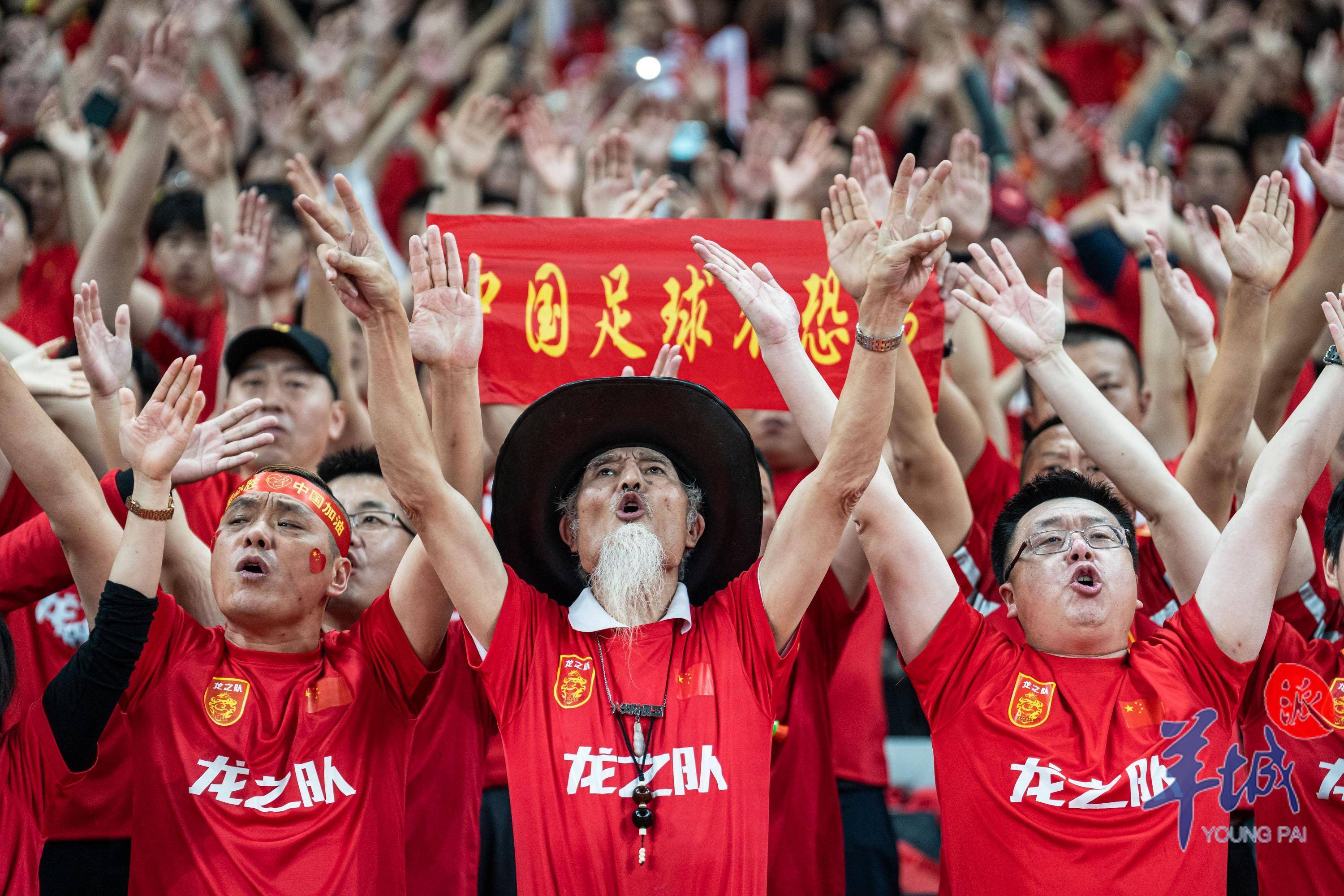 开云下载-关于现场球迷热情高涨，为喜爱的运动员加油助威！的信息