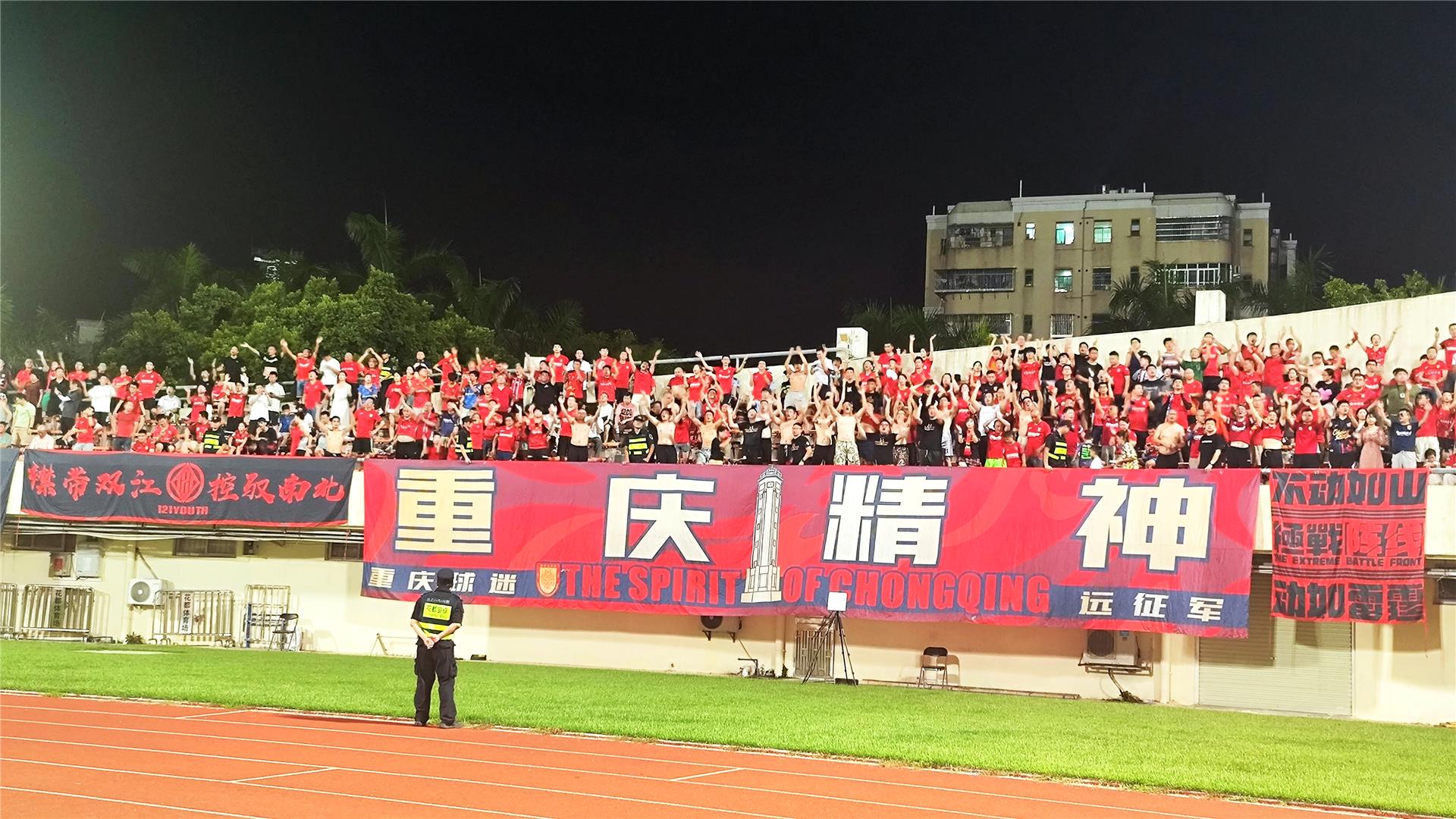 开云体育APP下载-现场球迷全情投入，为球队加油助威
