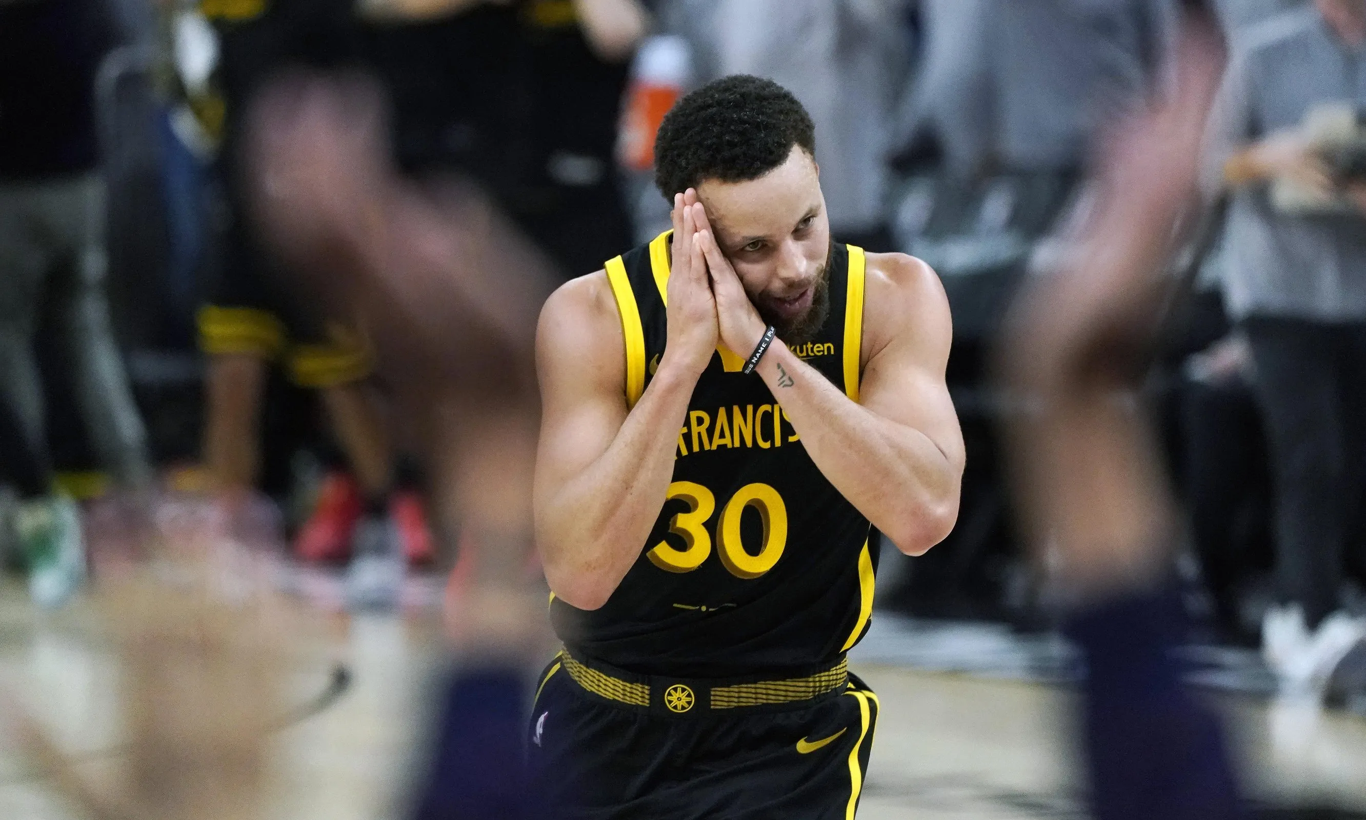 开云体育中国-勇士小胜马刺，库里关键时刻发威